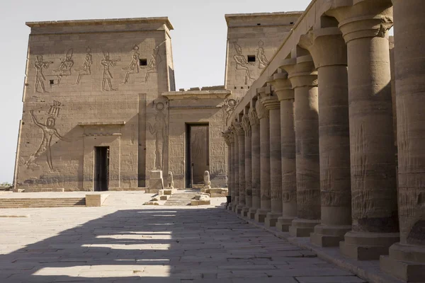 O templo Philae na ilha de Agilkia, no Lago Nasser, perto de Aswan, E — Fotografia de Stock