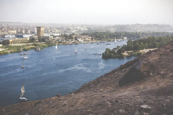 Felucche che navigano sul Nilo vicino Assuan, Egitto — Foto Stock