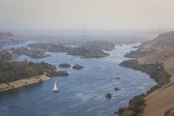 三桅帆船在埃及的阿斯旺附近尼罗河上快速 — 图库照片