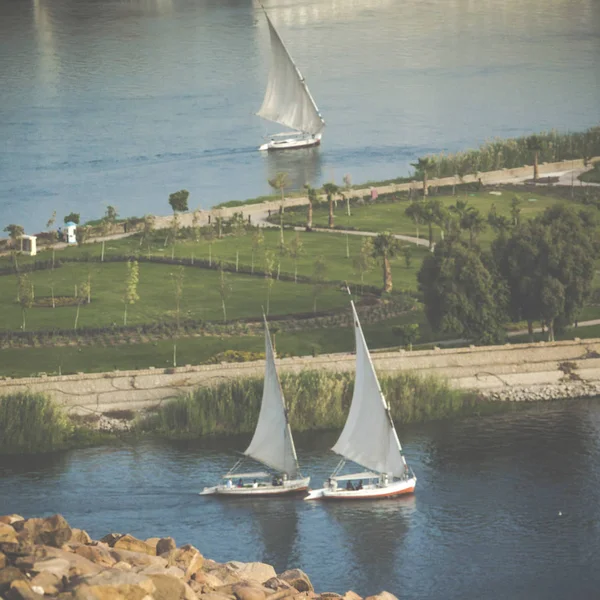 Aswan, Mısır yakınındaki Nil üzerinde yelken feluccas — Stok fotoğraf
