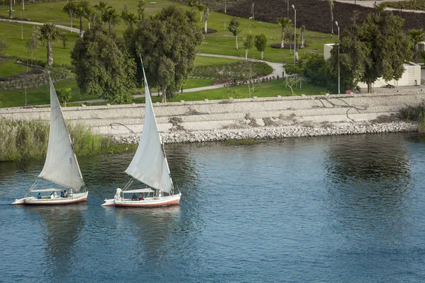 帆掛け舟湖上にナイル川付近のアスワン, エジプト — ストック写真