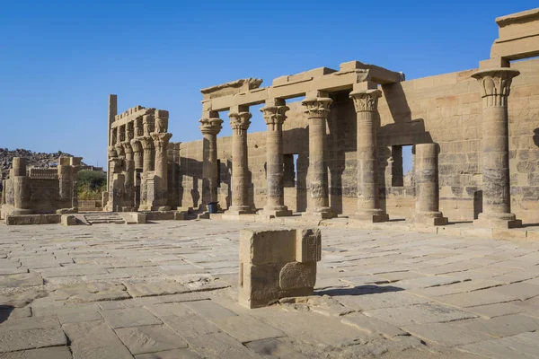 O templo Philae na ilha de Agilkia, no Lago Nasser, perto de Aswan, E — Fotografia de Stock