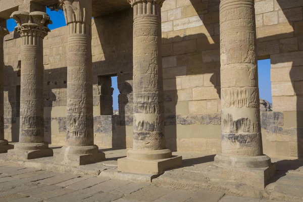 O templo Philae na ilha de Agilkia, no Lago Nasser, perto de Aswan, E — Fotografia de Stock