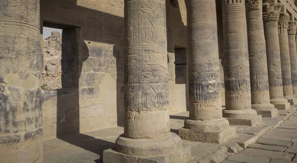 El templo de Philae en la isla de Agilkia en el lago Nasser cerca de Aswan, E —  Fotos de Stock