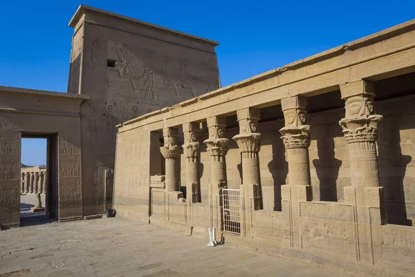 El templo de Philae en la isla de Agilkia en el lago Nasser cerca de Aswan, E —  Fotos de Stock