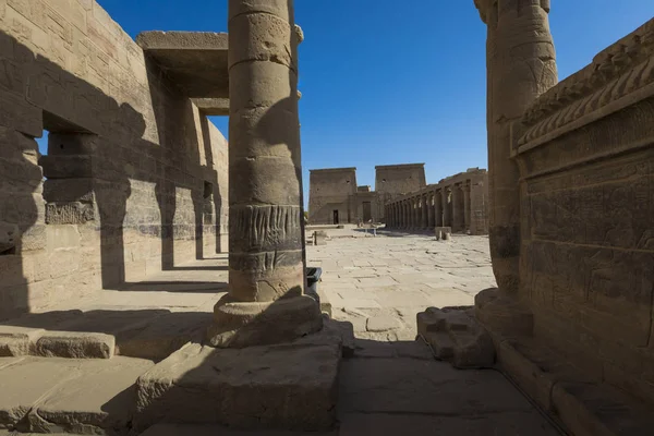 O templo Philae na ilha de Agilkia, no Lago Nasser, perto de Aswan, E — Fotografia de Stock