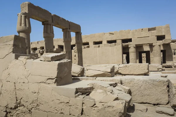 Starodávné ruiny chrámu Karnak v Luxoru. Egypt — Stock fotografie