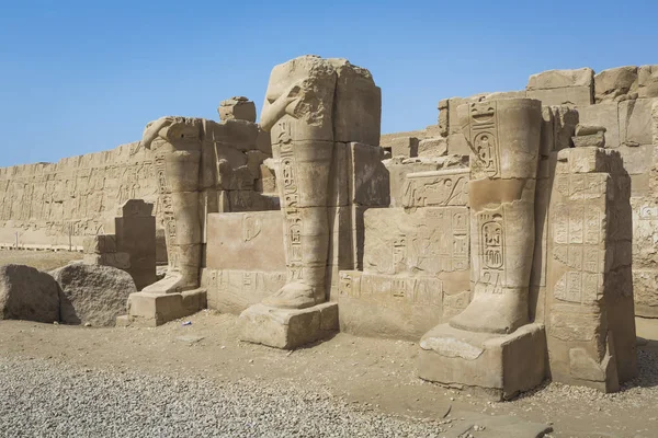 Starodávné ruiny chrámu Karnak v Luxoru. Egypt — Stock fotografie