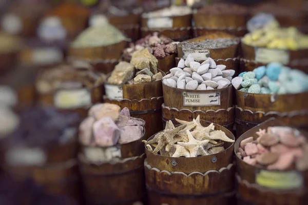 Bazar de especias tradicionales con hierbas y especias en Asuán, Egipto . — Foto de Stock