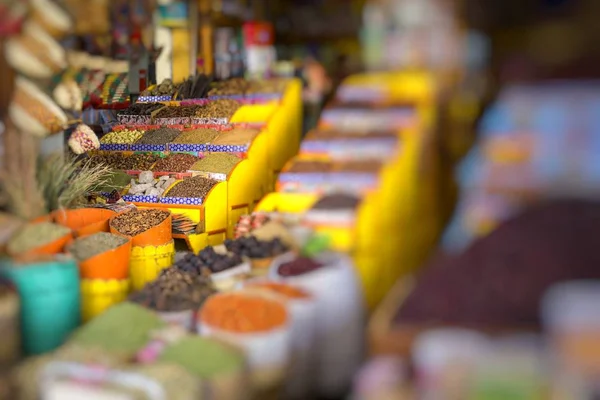 Bazar de especias tradicionales con hierbas y especias en Asuán, Egipto . — Foto de Stock