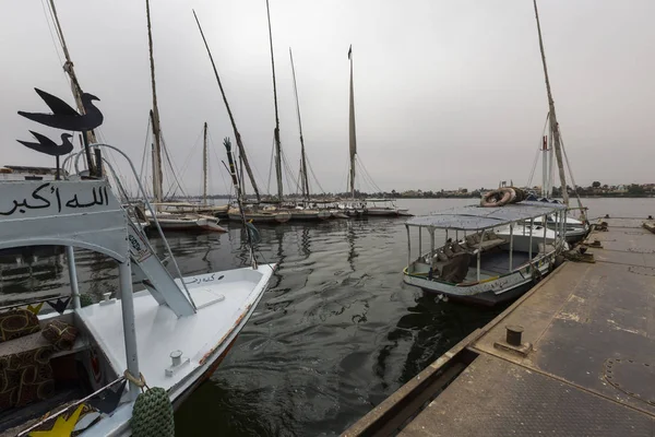 Träbåtar felucca vid floden Nilen i Aswan, Egypt, North Af — Stockfoto