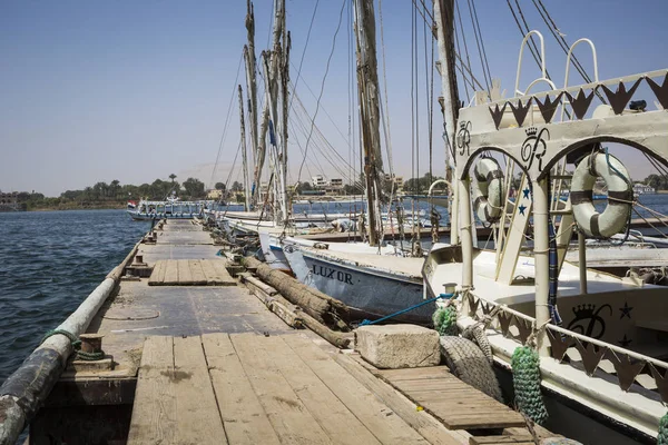 Дерев'яні човни felucca біля річки Ніл в Асуан, Єгипет, Північна Af — стокове фото