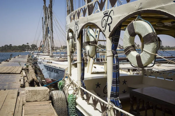 Łodzie drewniane feluką po Nilu w Aswan, Egypt, North Af — Zdjęcie stockowe