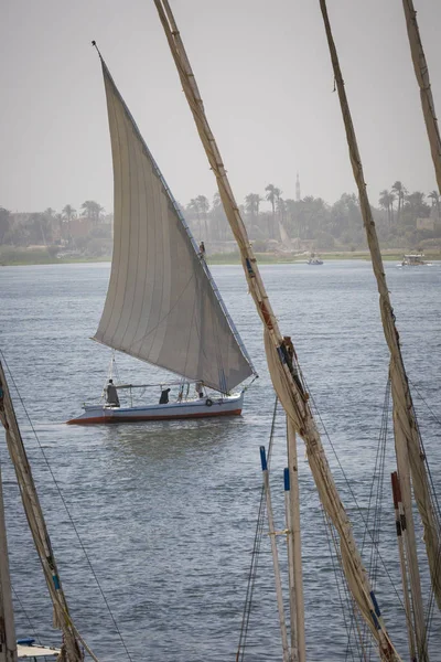 Łodzie drewniane feluką po Nilu w Aswan, Egypt, North Af — Zdjęcie stockowe