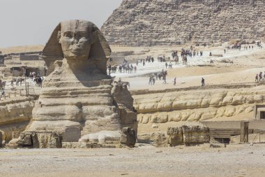 Cairo yakınındaki Giza'da piramit Sfenks kafayla closeup görünümü,