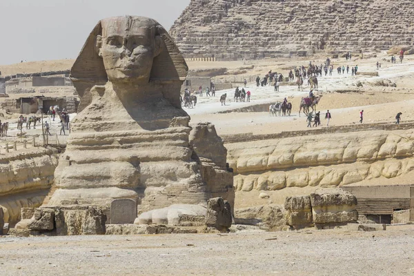 Vue rapprochée de la tête du sphinx avec pyramide à Gizeh près du Caire , — Photo