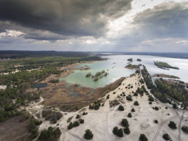 Göl ve orman bahar süre boyunca. Yukarıdan görüntüleyin. Dabrowa Gorn