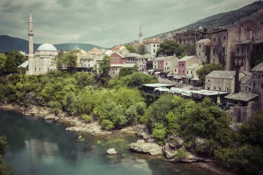 Güzel yaz günde eski Köprüsü Mostar üzerinden Panorama