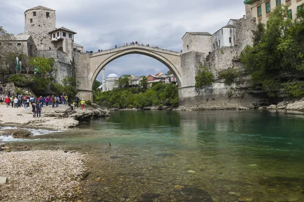 Panorama del Puente Viejo en Mostar en un hermoso día de verano , — Foto de Stock