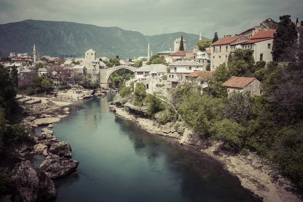 Πανόραμα από την παλιά γέφυρα του Μόσταρ, σε μια όμορφη καλοκαιρινή μέρα, — Φωτογραφία Αρχείου