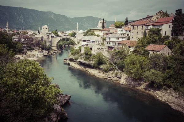 Panorama del Puente Viejo en Mostar en un hermoso día de verano , —  Fotos de Stock