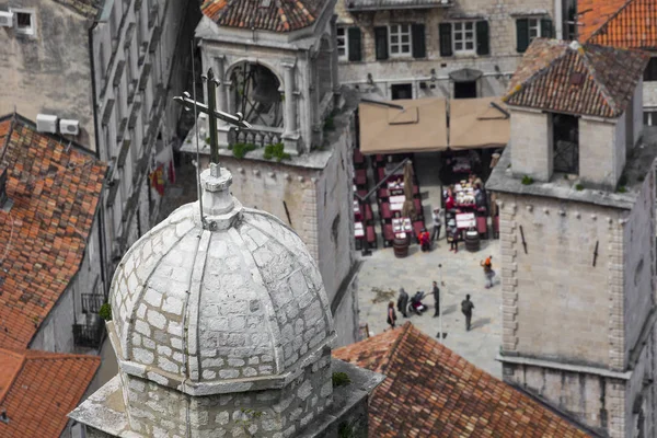 Alte kirche in stari grad, kotor, montenegro. kotor bay und o — Stockfoto