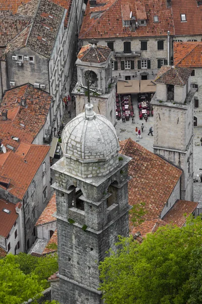 Igreja antiga dentro de Stari Grad, Kotor, Montenegro. Baía de Kotor e O — Fotografia de Stock