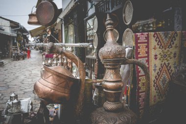 Ziyaretçiler ve Old Town turistler için Hatıra olarak bakır ürün