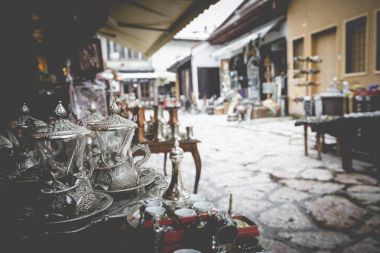 Ziyaretçiler ve Old Town turistler için Hatıra olarak bakır ürün