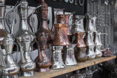 Ziyaretçiler ve Old Town turistler için Hatıra olarak bakır ürün