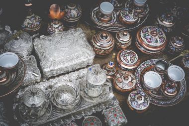 Geleneksel el yapımı hediyelik eşya mağazaları bakır kahve tencere 