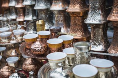 Ziyaretçiler ve Old Town turistler için Hatıra olarak bakır ürün