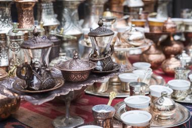 Ziyaretçiler ve Old Town turistler için Hatıra olarak bakır ürün