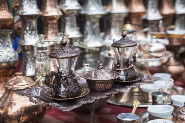 Ziyaretçiler ve Old Town turistler için Hatıra olarak bakır ürün
