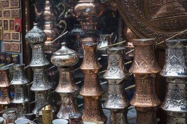Ziyaretçiler ve Old Town turistler için Hatıra olarak bakır ürün