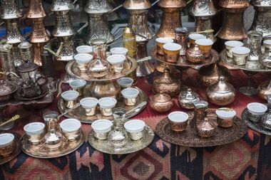 Ziyaretçiler ve Old Town turistler için Hatıra olarak bakır ürün