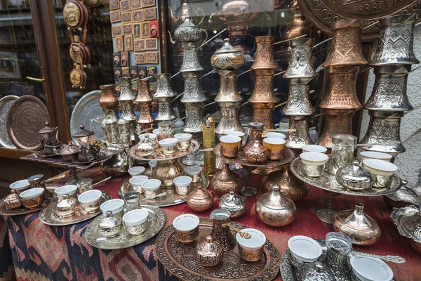 Producto de cobre como souvenir para visitantes y turistas en el casco antiguo —  Fotos de Stock