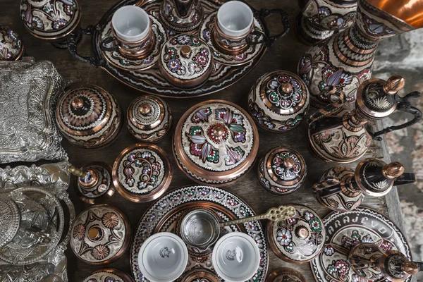 Tradiční ručně měděné kávové hrníčky v obchodě se suvenýry v — Stock fotografie