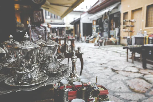 Koppar produkt som souvenir för besökare och turister i gamla stan — Stockfoto
