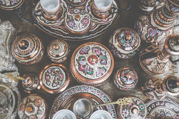 Traditionelle handgefertigte Kupfer-Kaffeekannen in Souvenirläden in — Stockfoto