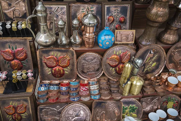 Ziyaretçiler ve Old Town turistler için Hatıra olarak bakır ürün — Stok fotoğraf