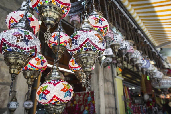 Coloridas linternas retro árabes en Mostar, Bosnia y Herzegovina —  Fotos de Stock