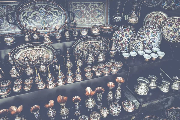 Kleurrijke keramische souvenirs te koop op de straat in de oude stad Mo — Stockfoto