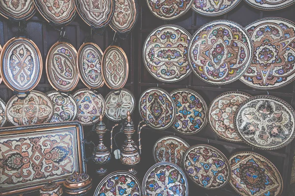 Coloridos recuerdos de cerámica a la venta en la calle en el casco antiguo de Mo —  Fotos de Stock