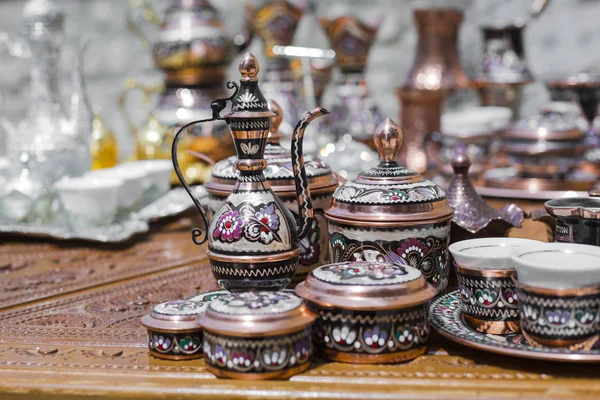Färgglada keramiska souvenirer till salu på gatan i gamla stan Mo — Stockfoto