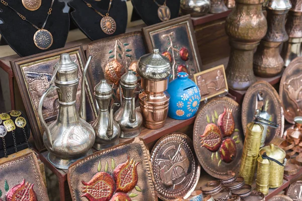 Producto de cobre como souvenir para visitantes y turistas en el casco antiguo —  Fotos de Stock