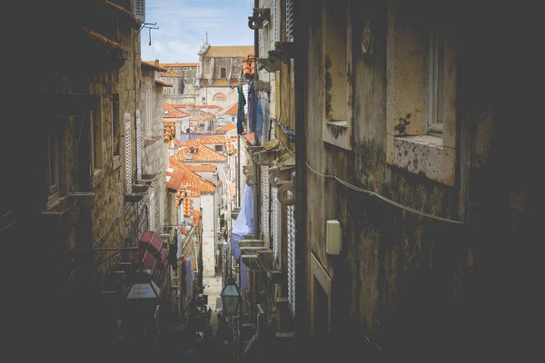 Street in the Historic Old Town and Fortress of Dubrovnik, Croat — Stock Photo, Image