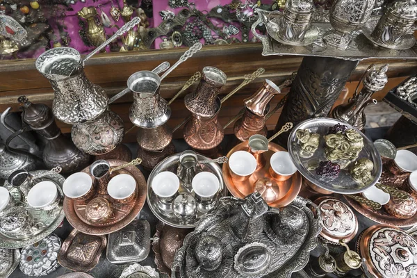 当纪念品的旅客及游客在旧城的铜产品 — 图库照片