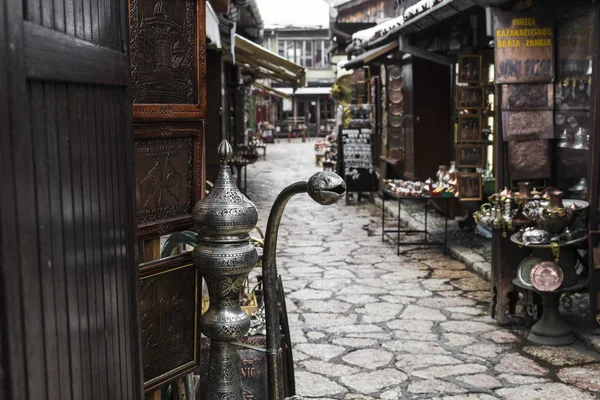 Prodotto in rame come souvenir per visitatori e turisti nel centro storico — Foto Stock