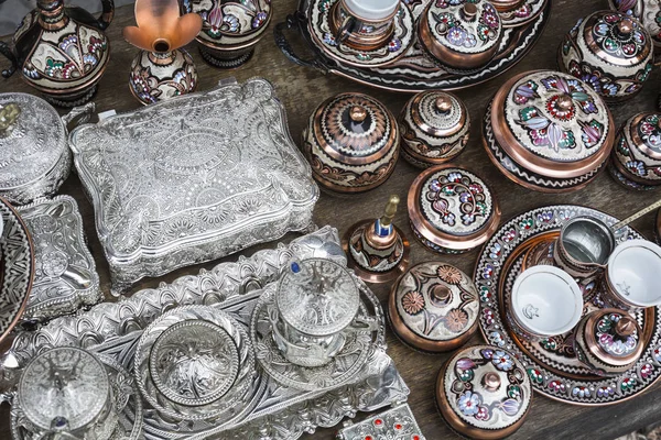 Panelas de café de cobre artesanais tradicionais em lojas de souvenirs em — Fotografia de Stock